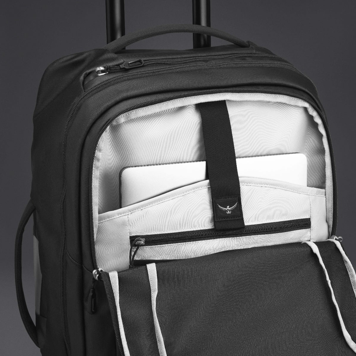 Transporter™ Wheeled Carry On imagen uno de la pestaña de especificaciones