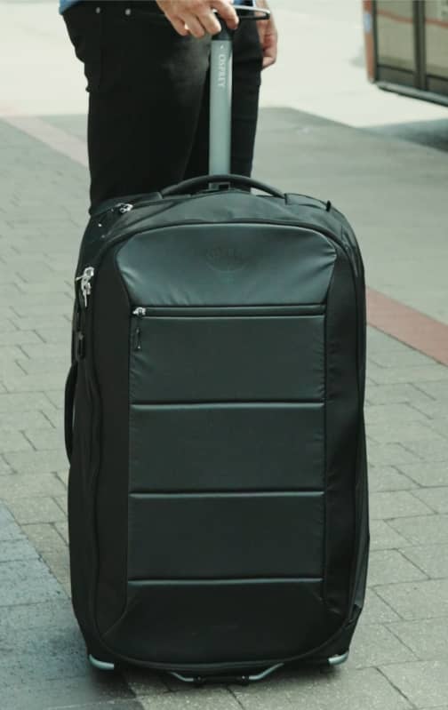 Homme avec sac à dos