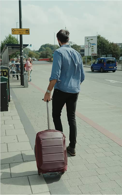 Homme avec sac à dos
