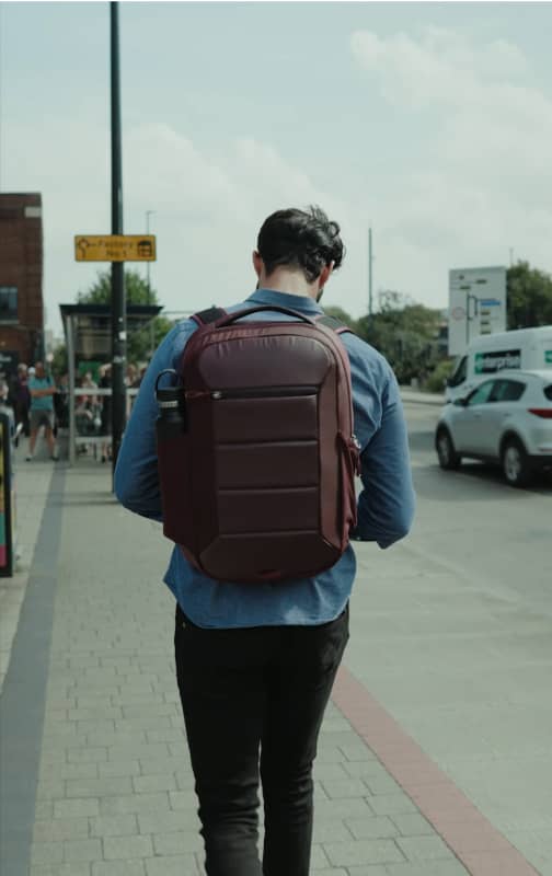 Homme avec sac à dos