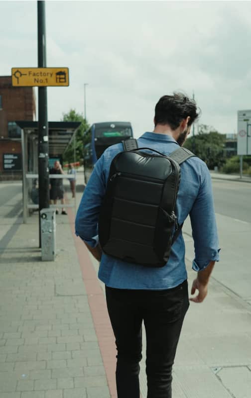Homme avec sac à dos