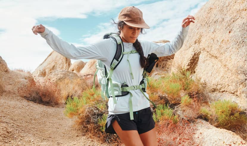 Corridore da trail che percorre un sentiero roccioso nel deserto.