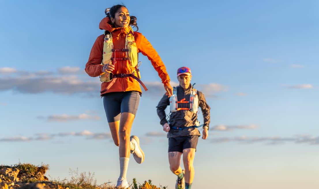 Corridori da trail indossano giubbotti di idratazione Osprey all'aperto.