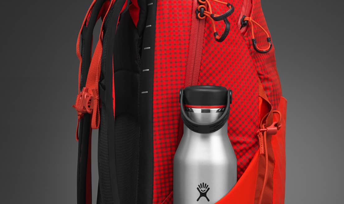 Zaino da trekking Osprey con tasca per bottiglia d'acqua.