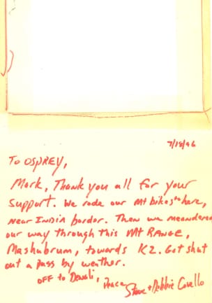 Eine Fotokopie einer gelben Haftnotiz mit rotem Marker und der Aufschrift: „To Osprey, 7/18/1996, Mark, thank you all for your support. We rode our mt bikes to here, near India border. Then we meandered our way through this mt range, Mashubrum, towards K2. Got shut out a pass by weather. Off to Denali. Peace, Steve + Debbie Cavello.”