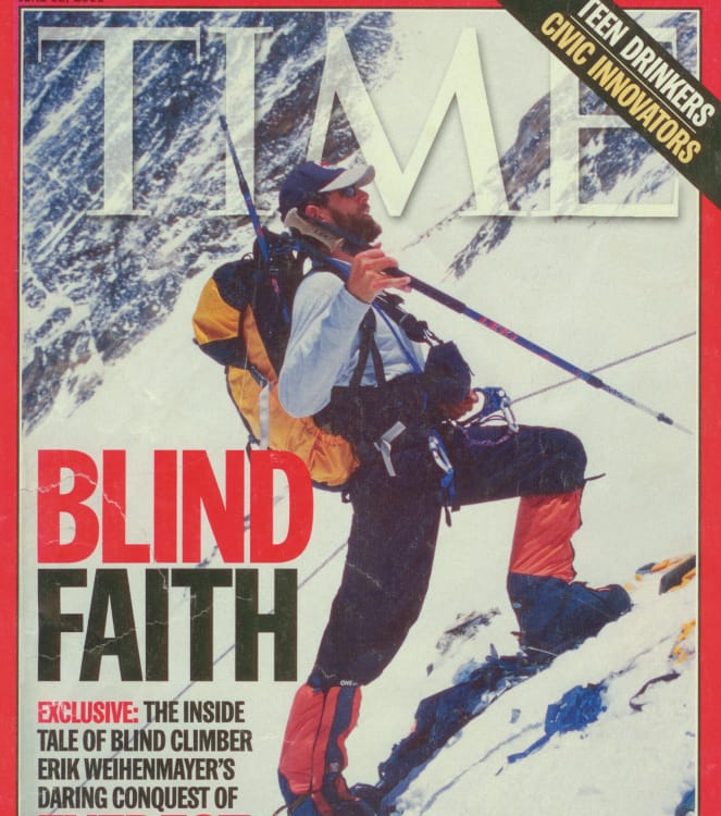 Die Titelseite des TIME Magazine. Das Foto zeigt Erik Weihenmayer in einem langärmeligen T-Shirt, einer Baseballmütze und Expeditionsschneestiefeln. Er steht an einem steilen, schneebedeckten Hang, trägt einen gelben Osprey Aether 60 und hält einen Wanderstock in seiner rechten Hand. Er ist mit einem Klettergurt, einem Seil und einem Karabiner an einem festen Seil gesichert. Die Überschrift lautet: „BLIND FAITH. Exklusiv: Der Insiderbericht des blinden Kletterers Erik Weihenmayer über seine kühne Eroberung des EVEREST.“