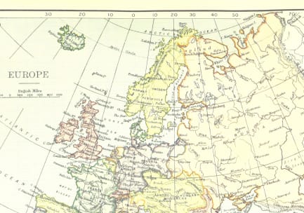 Eine Papierkarte von Europa mit Breiten- und Längengradlinien.