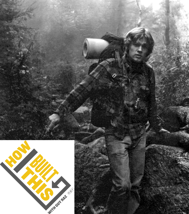 Ein Schwarz-Weiß-Foto des jungen Mike Pfotenhauer, der bei einer Wanderung im Wald einen frühen Osprey-Rucksack trägt, überlagert mit einem Logo, auf dem steht: „How I Built This with Guy Raz“ und dem NPR-Logo.