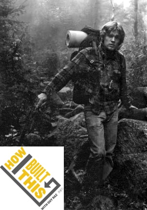 Ein Schwarz-Weiß-Foto des jungen Mike Pfotenhauer, der bei einer Wanderung im Wald einen frühen Osprey-Rucksack trägt, überlagert mit einem Logo, auf dem steht: „How I Built This with Guy Raz“ und dem NPR-Logo.